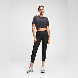GapFit Sculpt Revolution High-Rise Capri Compression Leggings NWT in Black